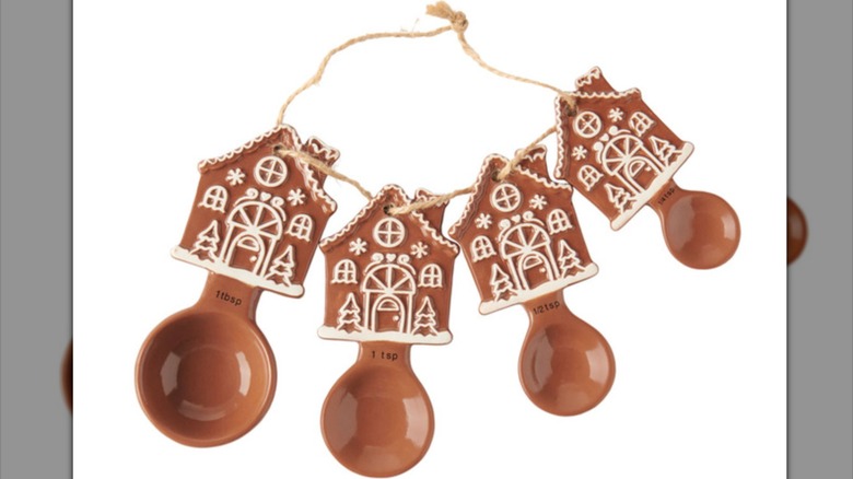 Gingerbread house-shaped measuring spoons