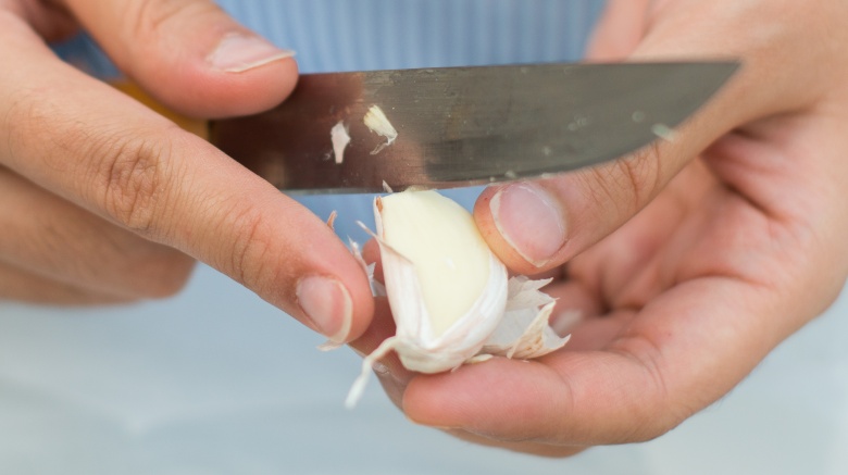peeling garlic