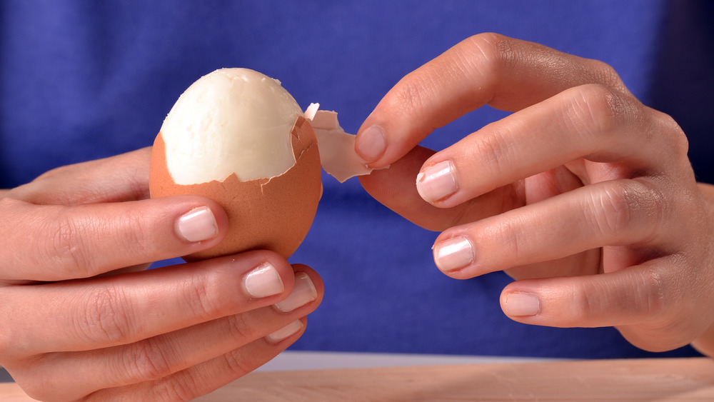 Hand peeling eggs