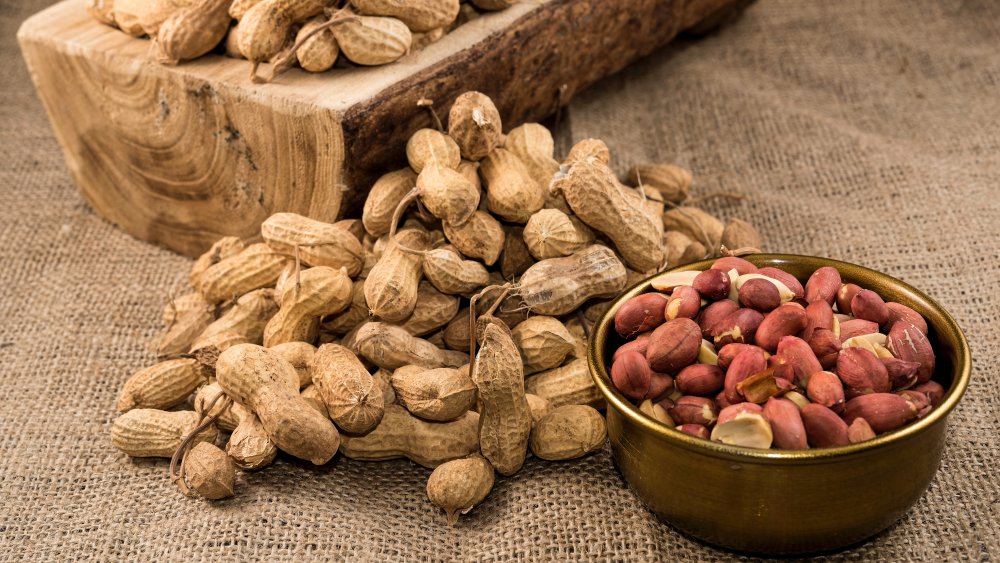 Shelling peanuts 