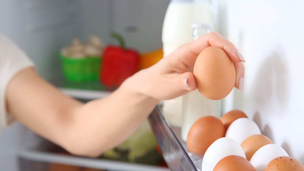 Можно мыть яйца для хранения. Яйца в холодильнике. Куриные яйца в холодильнике. Яйца из холодильника. Яйца в холодильнике фото.
