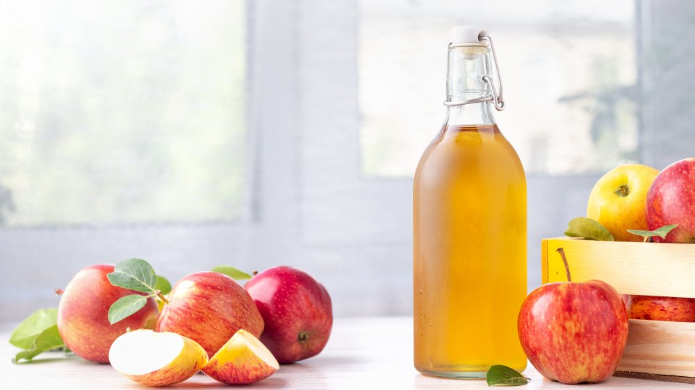 Apple cider vinegar and apples