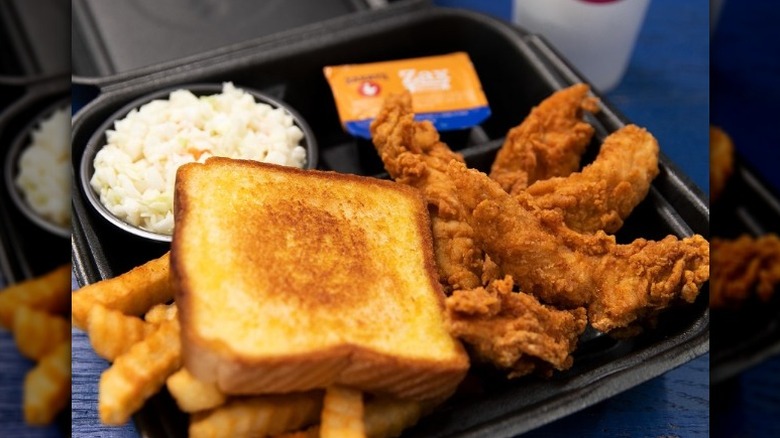 Zaxby's Vs. Raising Cane's: Which Is Better?