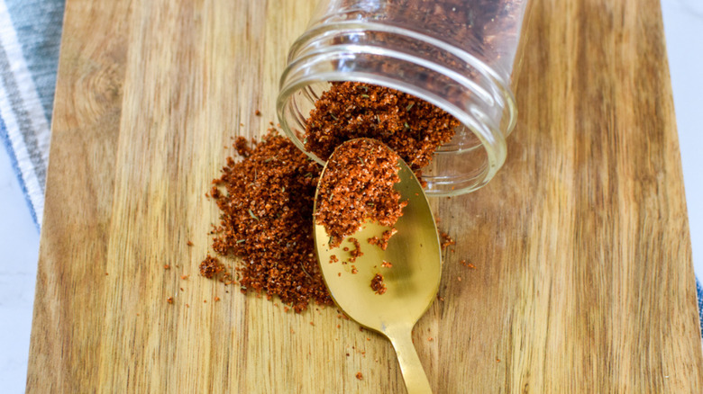 spice rub in jar with spoon